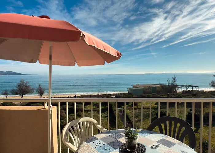 T2 Pied Dans L'eau- Vue Mer- Proche Commerces * Le Lavandou